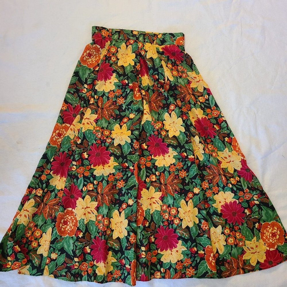 Adorable vintage floral skirt!
